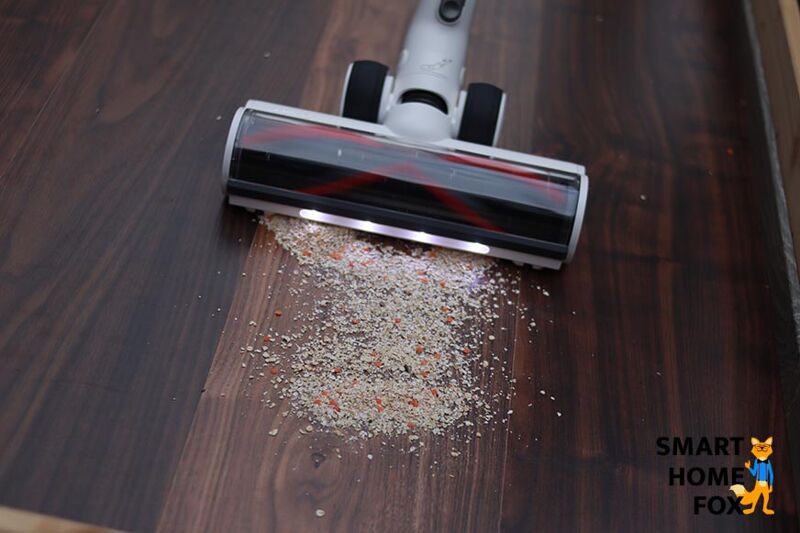 Die beleuchtete Bodendüse des Tineco S12